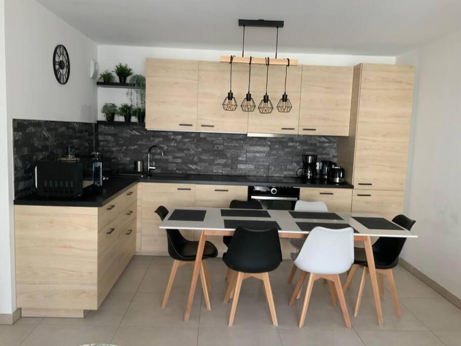 Logement Cosy Climatise Avec Parking Aix-en-Provence Exterior foto